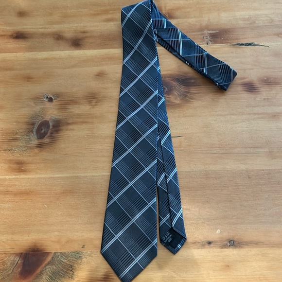 Sean John Men's Holiday Pindot Necktie – 100% Silk Self-Tie Tie, Unsolid Pattern, Elegant Dress Tie For Work & Formal Events